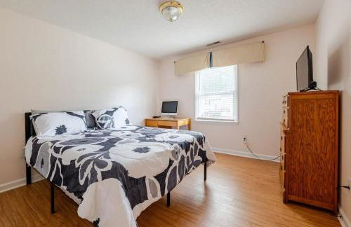 Great 4BR Home Near Emerald Pointe & Downtown - Foto 28