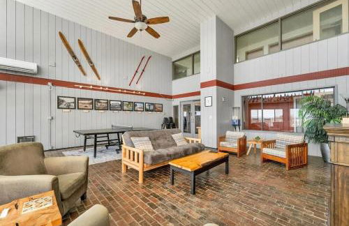 Cedar Lodge Condo with Loft and private balcony - Foto 18