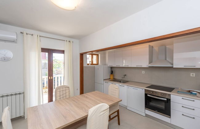 Sunny and Sleek Apartment Kastel Novi With Terrace - Photo 8