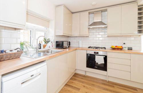 Modern 3-Bedroom 2-Bathroom Flat with Garden at Hanwell - Foto 17
