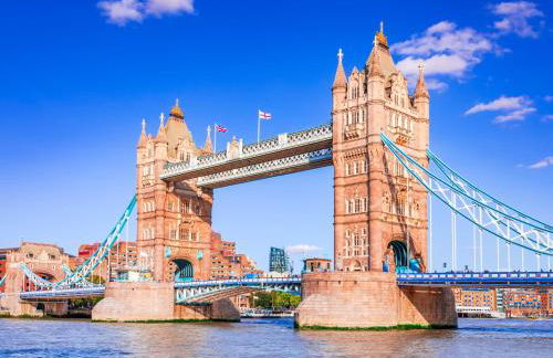 Warwick Square - Photo 1