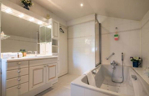 MontBlanc Alpine Ski & Sauna Retreat - Happy Rentals - Photo 21