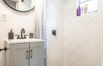 Cozy Studio w/gated parking - Photo 11