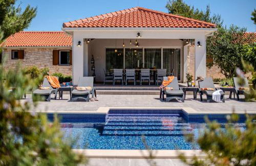 Luxury Villa Nature with heated private pool, sauna & fire pit, a short walk to the beach - Photo 12