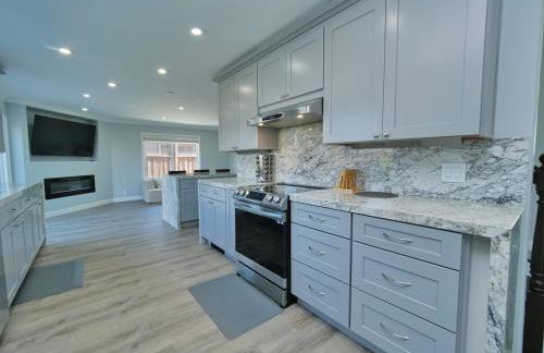 Renovated 5 Bd 3 Ba AC Private Deck Lawn - Foto 8