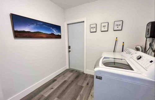 Royal Luxe Pool Home near Ft Laud airport and each - Photo 23