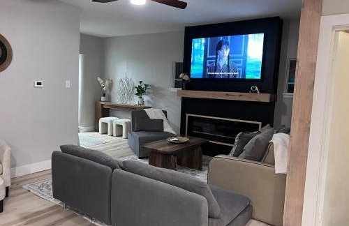 Large Five Bedroom house with outdoor patio with Jacuzzi and television! - Foto 47