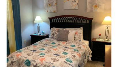 First Class Treatment Luxurious end unit Patio Pool Restaurant Bar on premises Steps away from Everything else! Spacious Condo Stocked with all You Need! - Foto 2