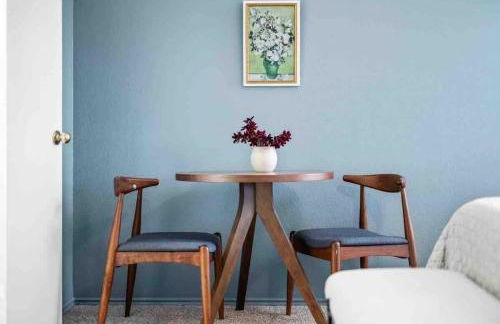 Sunny 4BR with Backyard Oasis - 15 Min to Lakes - Foto 5