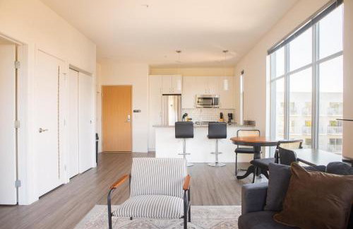 East Side Luxury 1BR Apt - Near Brady and Fiserv with Balcony - Foto 12