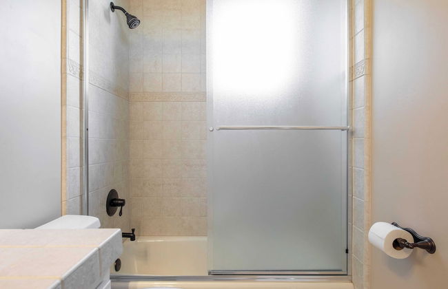 Modern Temecula Mansion w Pool, Hot Tub, Guest House & Valley Views Camila by Avantstay - Photo 32