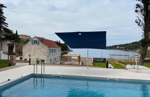 EST Villa DIOCLETIAN on Solta - luxurious villa, beachfront, private pool, outdoor BBQ, large terrace and garden, free parking - Wonderful privacy - Foto 22