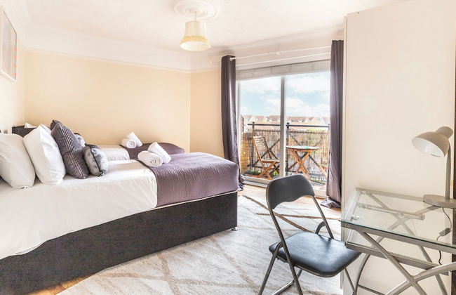 2 Bed Apartment Sleeps 5 - Free Parking, Balcony - Photo 4