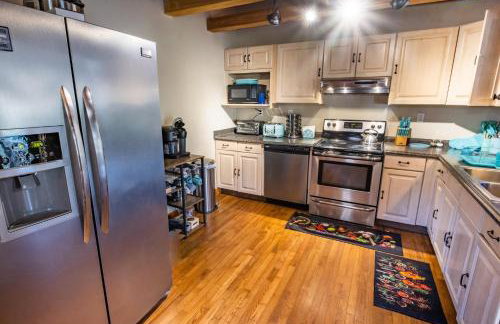 Ascension Cabin - hot tub, fire pit, babbling brook - Foto 19