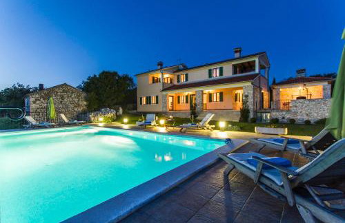 Elegant 4-Bedroom Villa with Private Pool and Amazing Sea Views - Photo 2