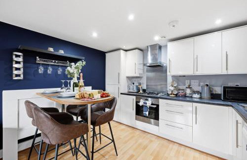 Elegant 2 Bedroom Apartment with Balcony - Near the High Street - Free Parking, Fast Wifi and Sky TV by Yoko Property - Foto 18