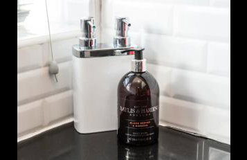 Spacious Chessington home with parking & garden - Photo 13