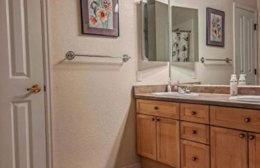 Bright Airy Home with Scenic Views - Foto 7