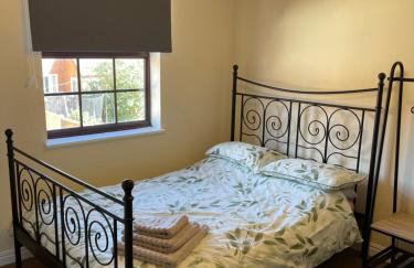 Large, 3 Floors, Quiet, Sleeps 16, 4 Bathrooms, 5 Parking, Semi rural Leicester - Foto 3