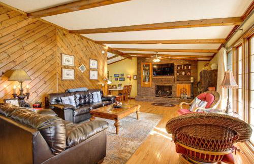 3 Mi to Ruby Falls The Downer House with Yard - Foto 1