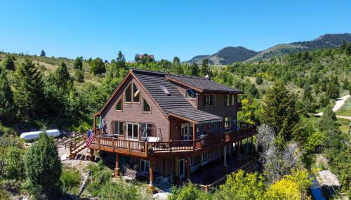 Fish Haven Cabin with Game Room, Views and Deck! - Foto 3