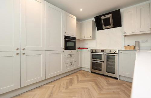 Contractor 4 Bed 3 Bath House Near Airport Parking Barry Island with Parking - Foto 49