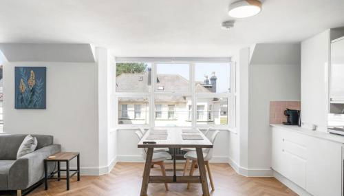 Stylish Apartment with Sea Views & Parking - Foto 4