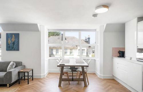 Stylish Apartment with Sea Views & Parking - Foto 4