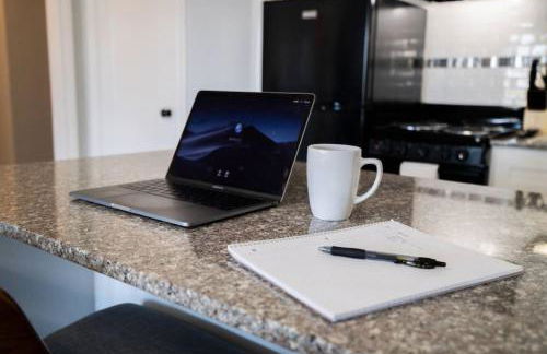 CITY VIBES - Modern Suite in the heart of Downtown - Foto 12