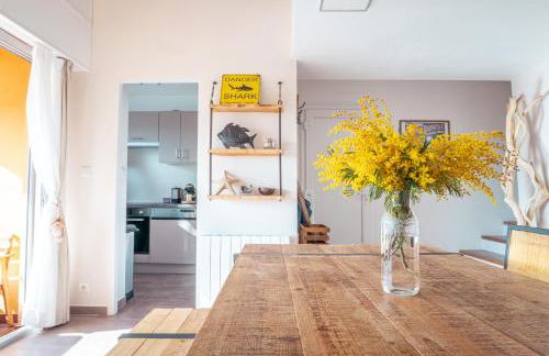 L'Odyssée provençale, un duplex de charme de 2 chambres au pied du village médiéval de Bormes-les-Mimosas, offrant des prestations haut de gamme et une superbe vue sur le Massif des Maures - Foto 3