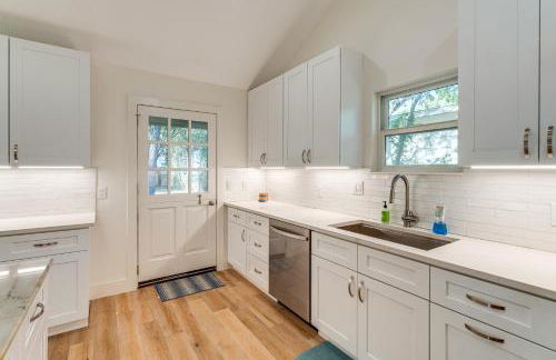 4 Mi to UT Austin Bright and Modern Family Home - Photo 9