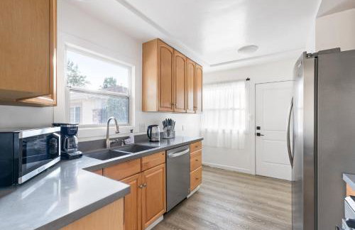 Modern Oasis with Pool & Jacuzzi near Universal Studios - Foto 24