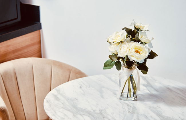 Deluxe City Centre Apt Balcony & View & Free Parking - Photo 16