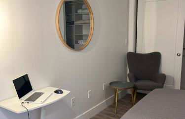 Luxury 2 Bed 2 Bath Waterfront Condo with Patio Sunsets Gym and Parking - Foto 45