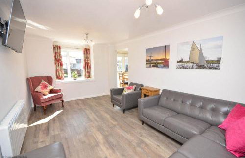 Bure Banks in the heart of Wroxham - Photo 3