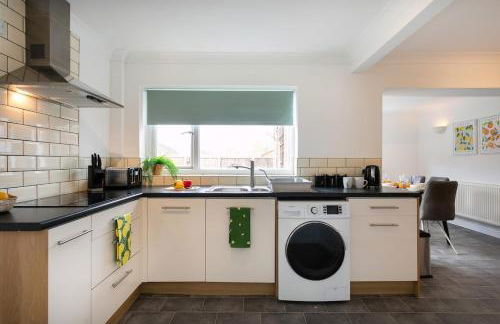 Cosy 4-BDR Family-Friendly House in North Hykeham, with High Speed Free WiFi, Secure Parking, Sleeps Up to 7, Long-Term Stays Allowed! - Foto 2