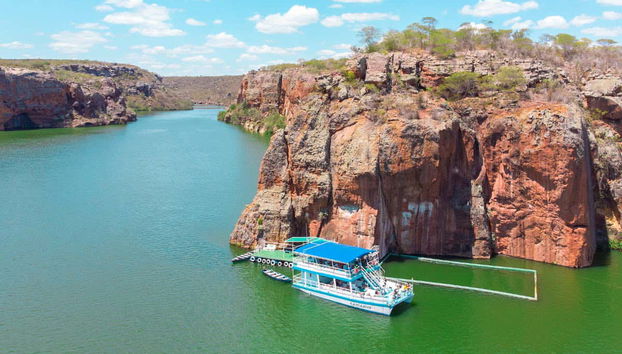 Barco en los cañones del río