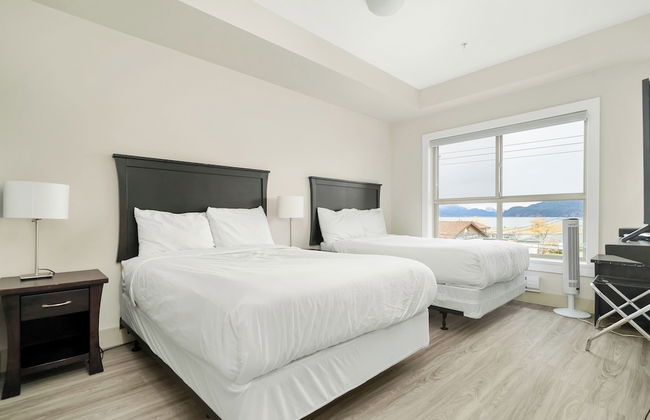 Lakefront Lux 2BR Symphony Of Comfort - Photo 6