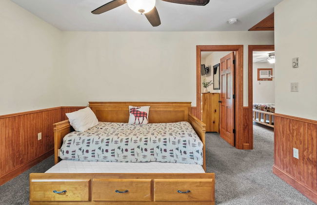 Bear Paw Lodge by Avantstay Hot Tub, Deck, & Fire Pit - Foto 42