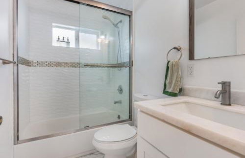 Serene Luxe Residence near Rose Bowl - Photo 18