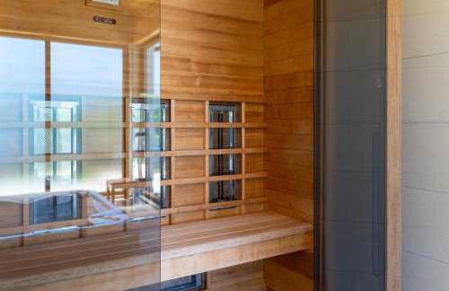 5-Bed Villa with Pool, Jacuzzi & Padel Court - Foto 49