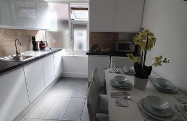 Lovely 3 Bedrooms Flat Near Romford Station With Free Parking - Foto 19