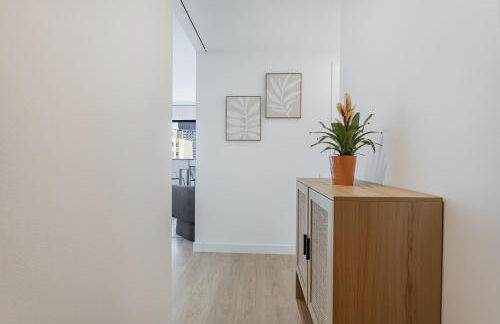 Quiet modern 2 bed apartment with Balcony, Pool and Free Parking - Foto 28