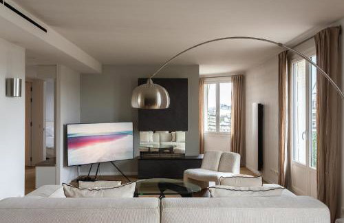 Montaigne - Sunlit Corner Penthouse with Balcony - Photo 12