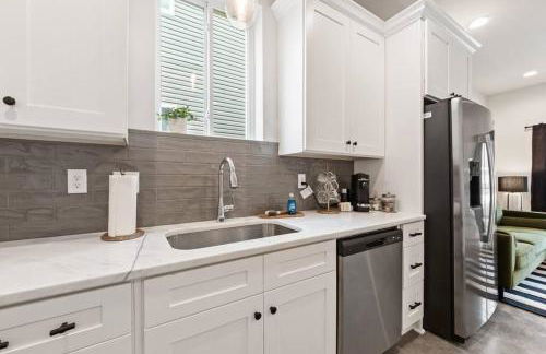 Teche House KING Bed Luxury Getaway Fast WiFi - Foto 4