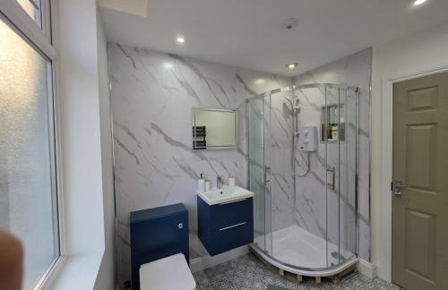 Anfield 4 min walk Sleeps 7 4BR 5Bed 3Bathrooms - Photo 12