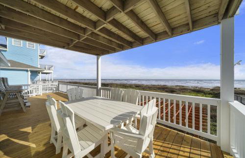 Oceanfront home with pool, large decks, fire pit and private walkover to the beach - Foto 33