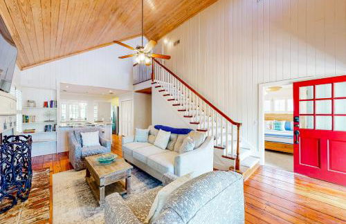 Classic coastal home with game room & private hot tub - walk to beaches - Foto 6
