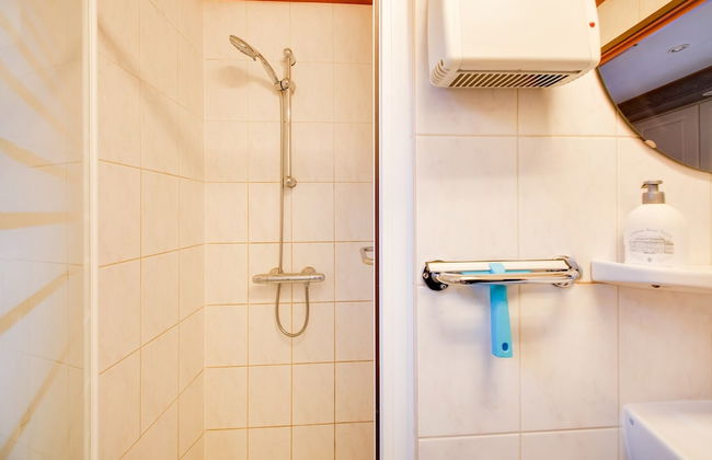 Chalet in Veluwe Near De Grote Ark - Photo 12