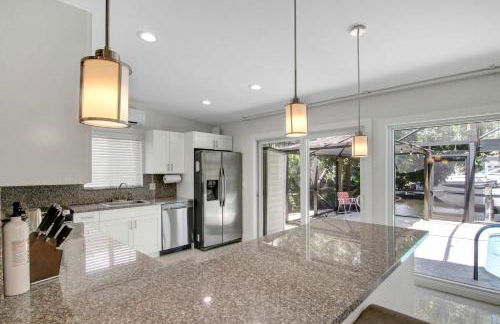 Waterfront Oasis w/ Enclosed Pool! - Foto 19